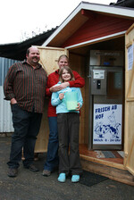 Haben den Einstieg in die Direktvermarktung gewagt: Martin Ditsch und Silke Ditsch-Kaufmann mit Tochter Vanessa.