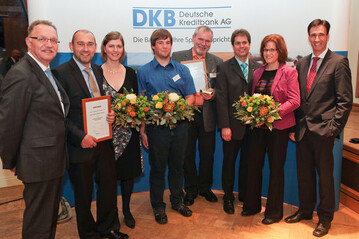 Gruppenfoto aller Ausgezeichneten mit dem Präsident des Europäischen Bauernverbandes COPA, Gerd Sonnleitner (1. v. l.), sowie dem Mitglied des Vorstands der DKB Stefan Unterlandstättner (1. v. r.