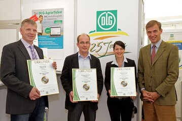 DLG-Prsident Carl-Albrecht Bartmer (r.) berreicht die Urkunden an Christoph Fischer
(2.v.r.) und Anne Stahmer von der BKN biostrom AG sowie an Thies Siebels vom Maschinenring Dithmarschen in Vertretung des Betreibers der Biogasanlage Drellborg.