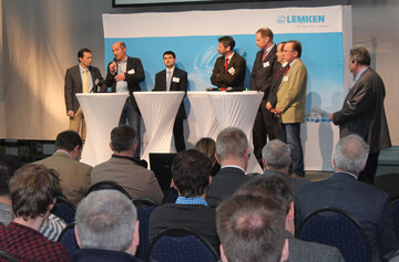 An der Podiumsdiskussion nahmen teil (v. l.): Jorgen Audenaert (John Deere), Stefan Kiefer (Amazonen-Werke), Philipp Kamps (Lemken), Theodor Leeb (Horsch), Dr. Heinz-Gerd Wegkamp (BASF), Steffen Graef (Agrotop), Dr. Bernd Gbel (Teejet) und Moderator Roland Hrner (DLG-Fachzentrum Landwirtschaft).