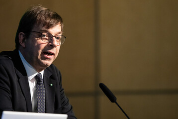 DLG-Prsident Hubertus Paetow meinte auf der Wintertagung abschlieend: Ich wrde mich sehr freuen, wenn wir in der heutigen Tagung auch etwas gegen die Angst tun knnten, dass es morgen gar keine Perspektive fr den Agrarstandort Deutschland mehr gibt. Diese Perspektive fr den Agrarstandort Deutschland hngt im Wesentlichen von der Kreativitt, der Innovationsfreude und dem Engagement der Branche selbst ab.  Wir haben es in der Hand. 