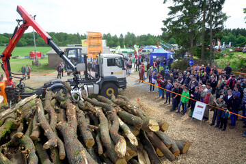 Insgesamt fast 10.000 private und kommunale Waldbesitzer, Land- und Forstwirte, Forstunternehmer sowie Brennholzselbstwerber aus ganz Deutschland informierten sich bei den ersten DLG-Waldtagen ber alle Facetten rund um die effiziente Waldbewirtschaftung. 