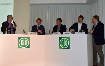 Es diskutierten (v.l.n.r.): Moderator Sven Huser vom DLG-Fachzentrum Landwirtschaft, Dr. Frank Greshake, Prof. Dr. Xaver Sidler, Gereon Albers und Dr. Jrg Bauer, Vorsitzender des DLG-Ausschusses Schwein.