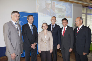 v.l.n.r.: Dr. Uwe Stelzer, Achim Noack, Sandra E. Peterson (CEO von Bayer CropScience), Prof. Dr. Wolfgang Plischke, Hans-Jrgen Petrauschke (Landrat Kreis Neuss), Dr. Walter Leidinger.