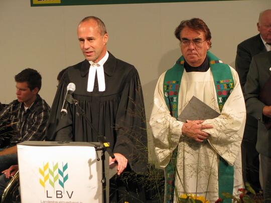 Landesbauernpfarrer Dr. Jrg Dinger und Pfarrer Libert Hirt leiten den Erntedank-Gottesdienst bei Landwirtschaftlichen Hauptfest am 3. Oktober 2010.