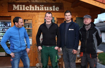  Tobias Dreher vom Dreher Erlebnishof aus Lampertsweiler im Landkreis Sigmaringen (links) mit seinem Mitarbeiter-Team (v.l.) Thomas Dreher, Azubi Tobias Weiland und Krzysztof Slawinski. 