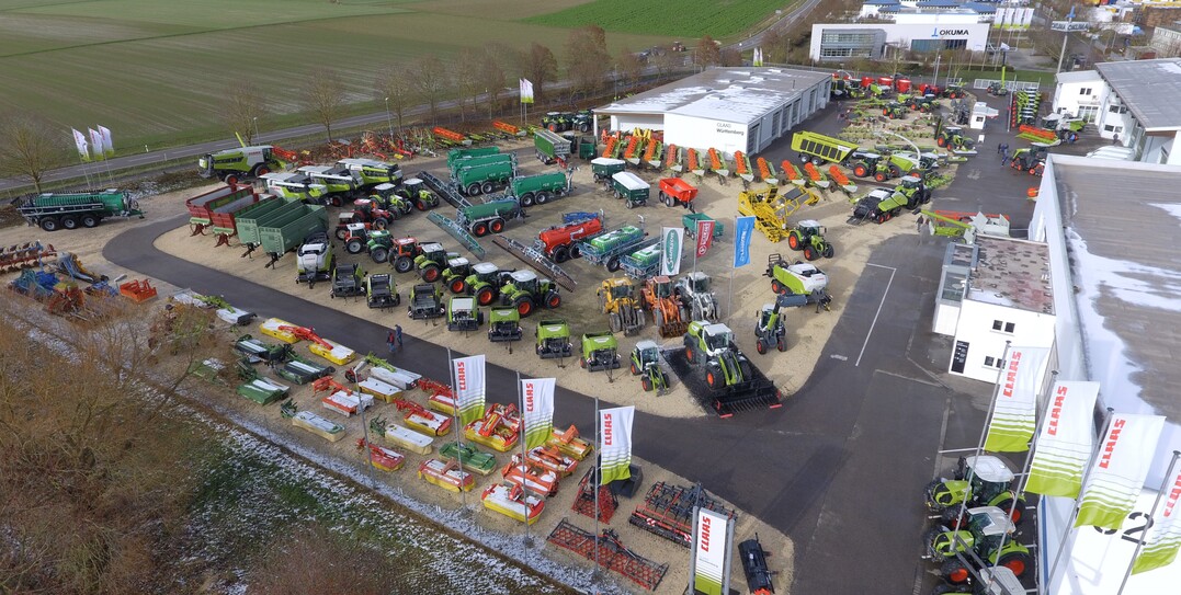 Blick von oben auf den Hauptsitz von Claas Württemberg im Gewerbegebiet von Langenau. Bei der Herbstausstellung gab es die volle Produktpalette zu besichtigen.