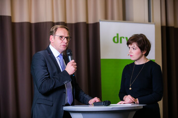 DRV-Prsident Franz-Josef Holzenkamp pldierte im Gesprch mit Moderatorin Wiebke Schwarze beim DRV-Forum Tierische Veredelung fr ein wieder strker wissenschaftsbasiertes und berlegtes Handeln der Politik. 