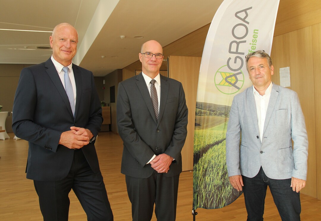 Agroa-Vorstandssprecher Jrgen Freudenberger (l.) geht in den Ruhestand. Seine Aufgaben bernehmen die beiden Vorstandskollegen Stephan Buchholz (2. v. l.) und Jrgen Hussermann (r.).