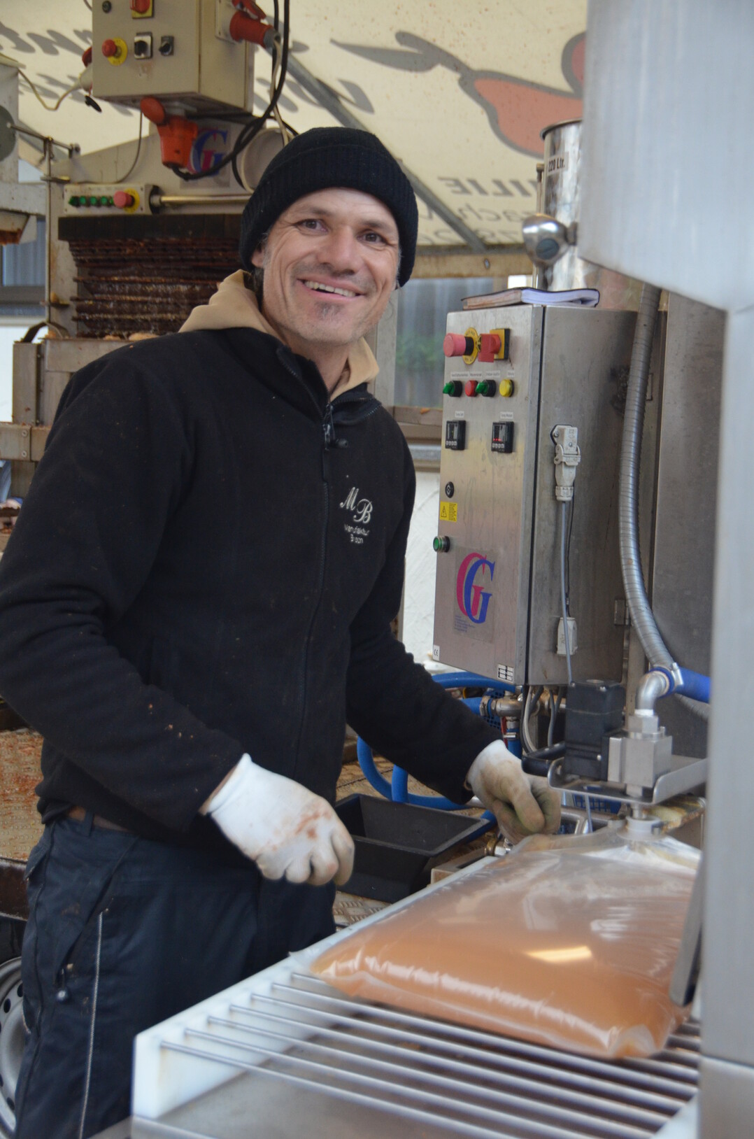 Der frisch gepresste Saft wird kurz erhitzt, um ihn länger haltbar zu machen, und dann in Plastikbeutel abgefüllt.