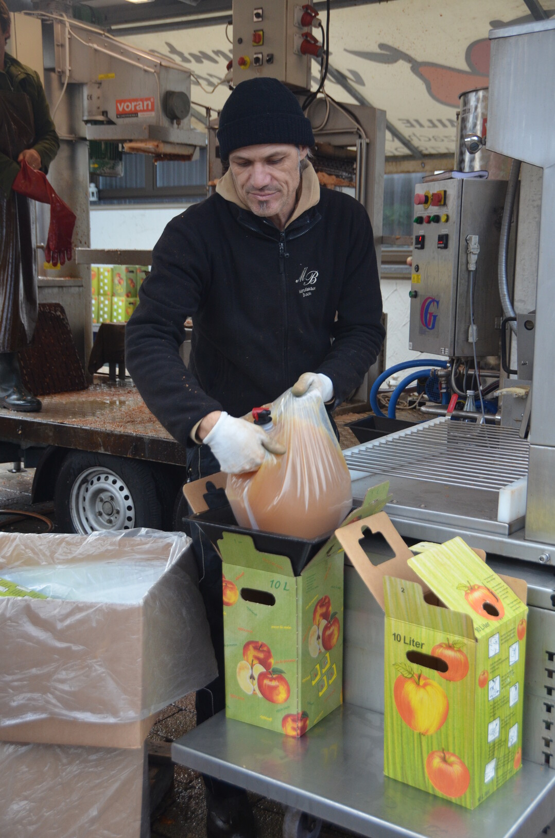 Die fertig befüllten 10-Liter-Schläuche werden in Kartons gepackt, damit der Saft vor der Sonne geschützt ist und man ihn besser lagern und transportieren kann.