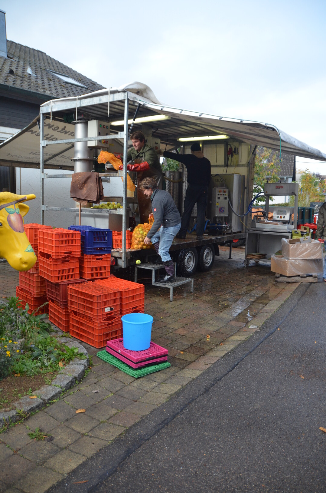 Auf einem lediglich zwölf Quadratmeter großen Anhänger befindet sich die komplette Mosterei. Aus frischen Äpfeln wird so auf kleinstem Raum leckerer Saft.