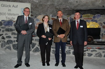 Die neuen Kooperationspartner (von links nach rechts):
Prof. Dr. Andreas Gransee, Leiter Angewandte Forschung und Beratung (AFB) Agro; 
Dr. Pamela K. Anderson, Generaldirektorin des International Potato Center CIP Centro International de Papa, Lima, Peru; Albert Engel, Deutsche Gesellschaft fr Internationale Zusammenarbeit (GIZ) Bonn/Eschborn, Leiter der Abteilung Agrarwirtschaft, Fischerei und Ernhrung; Dr. Wolfgang Kasten, , Deutsche Gesellschaft fr Internationale Zusammenarbeit (GIZ), Lndliche Entwicklung, Agrarpolitik und Lndlicher Raum, Agrarforschung. 