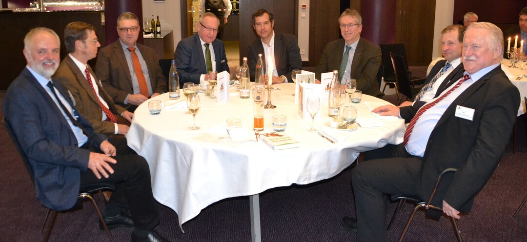Dr. Jrgen Pickert (DMK), Dr. Peter Mller und Markus Grbling (Verband Baden-Wrttembergischer Saatzuchterzeuger), Dr. Helmut Mener (DMK), Dr. Andreas Mller (Buchautor und Vortragsredner), Dr. Reinhard Grandke (Hauptgeschftsfhrer DLG, Deutsche Landwirtschaftsgesellschaft), Dr. Ewald Glaser (Vorstandsvorsitzender ZG Raiffeisen), Ministerial-Dirigent Joachim Hauck (MLR, Ministerium fr Lndlichen Raum, Stuttgart)
