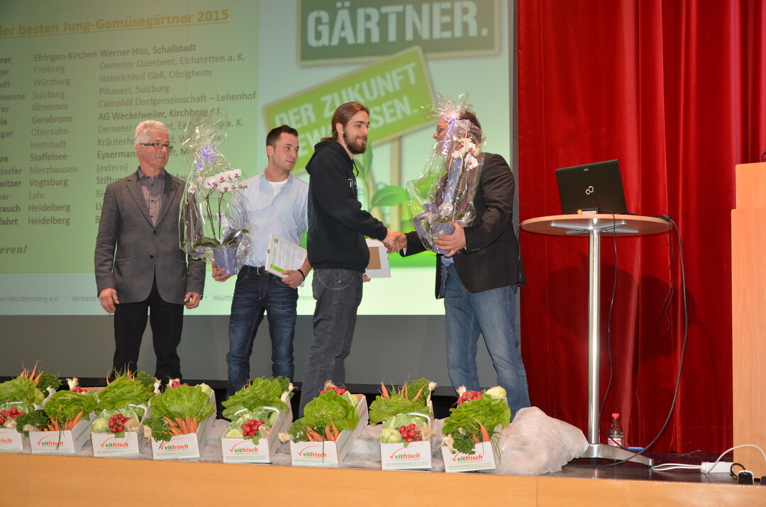 Hans Hornig, Verband Badischer Gartenbaubetriebe, (l.) und Rainer Steinle, Wrttembergischer Grtnereiverband,(r.) zeichen die beiden besten Jung-Gemsegrtner 2016 aus: Mirko Aberer und Martin Weihrauch (v. l.)