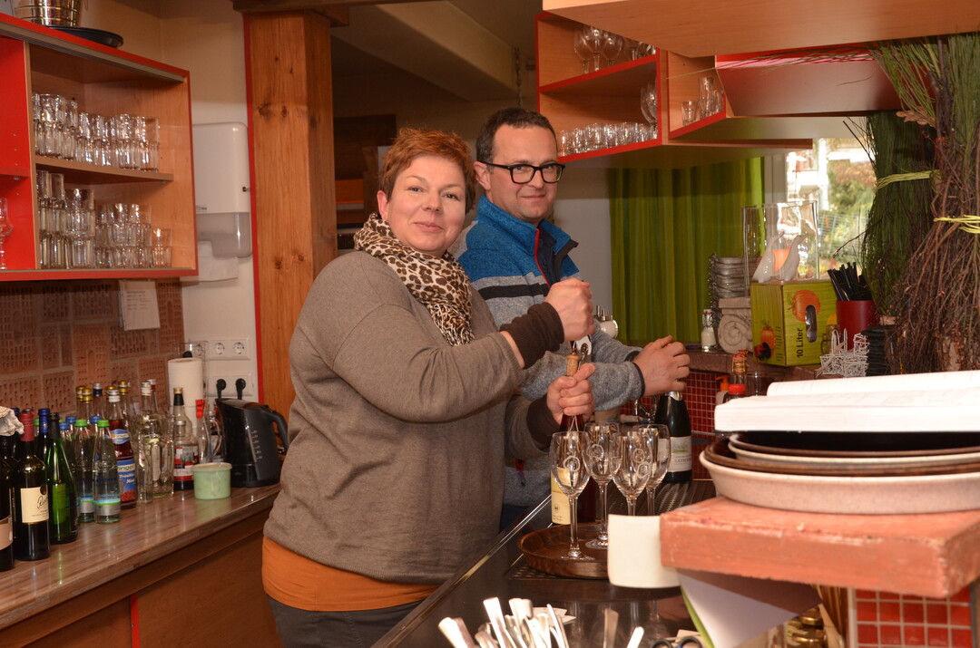 Hiner der Theke