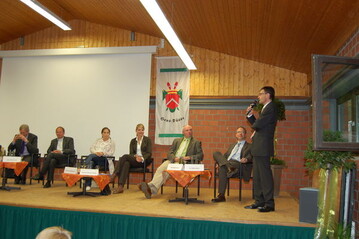 Sechs Unternehmer/innen berichteten unter der Leitung von Professor Jrgen Braun (rechts), Fachhochschule Soest, von ihren Erfolgen: (v.l.) Klemens Kalverkamp, Geschftsfhrer Grimme Landtechnik; Landwirt Jrgen Henkelmann; Cathrina Claas-Mhlhuser, Juniorchefin von Claas; Christina Schulze Fcking, Landwirtin und CDU-Landtagsabgeordnete; Dirk Niederstucke, Landwirt und Vorstandsvorsitzender bei Westfleisch sowie Dr. Volker Verch, Geschftsfhrer beim Unternehmerverband Westfalen Mitte. 