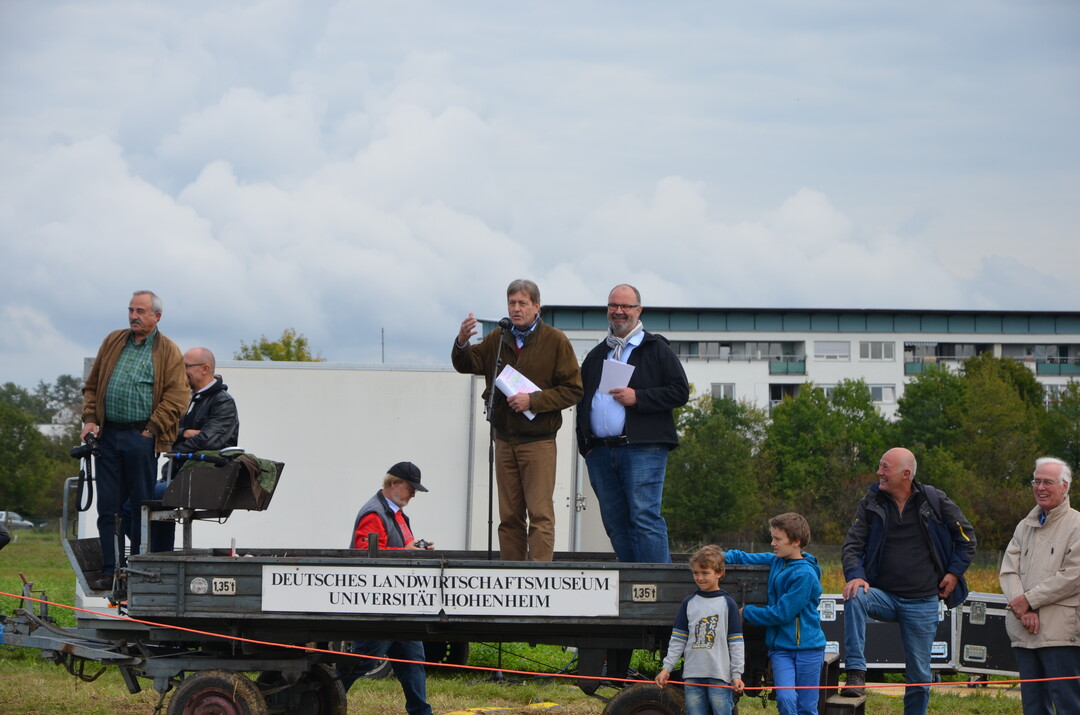 Prof. Dr. Karlheinz Kller, ehemaliger Leiter des Fachgebiets Verfahrenstechnik in der Pflanzenproduktion, Universitt Hohenheim, und Dr. Jrgen Weisser, Leiter des Deutschen Landwirtschaftsmuseums, moderieren den Feldtag.