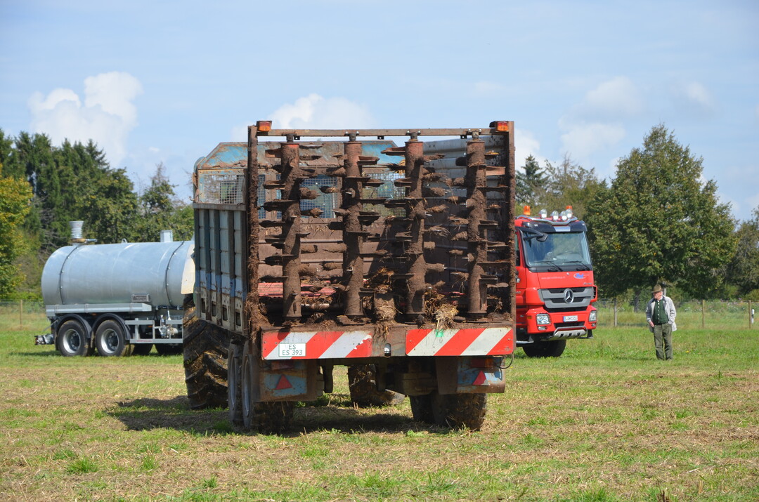 Vertikal stehende Walzen verteilen den Mist breiter.