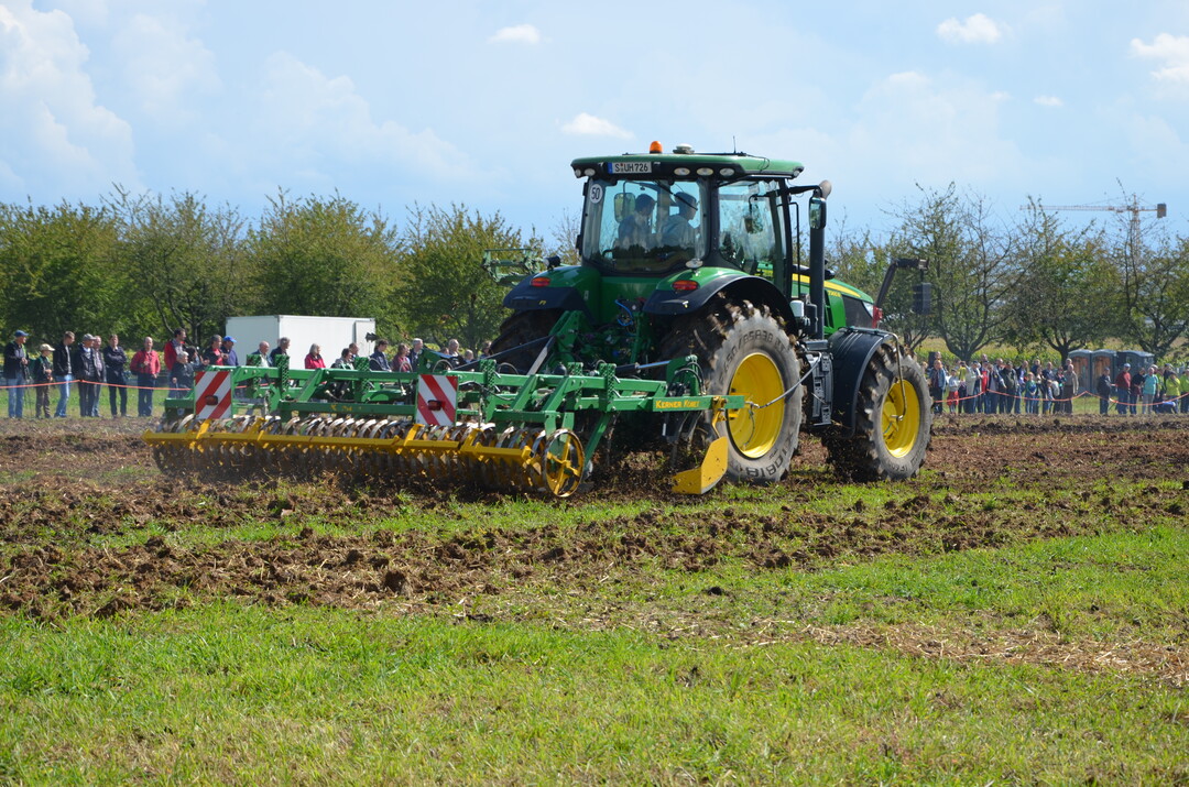 Einarbeiten mit einem Grubber.