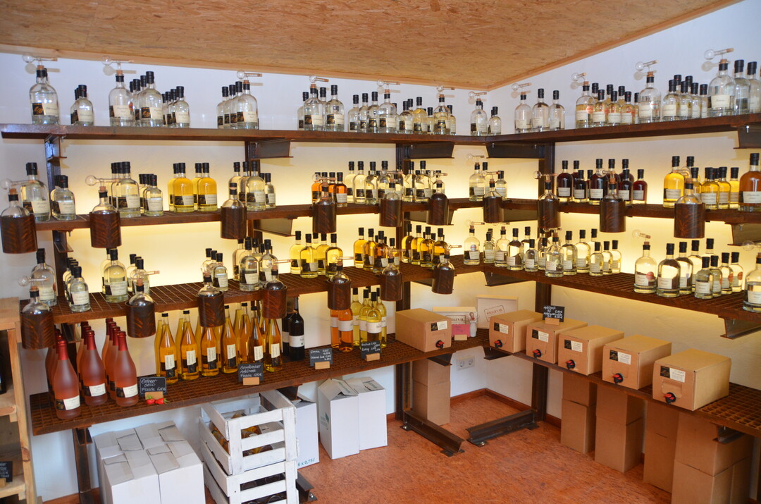 Im Hofladen der Manufaktur kann man die große Vielfalt des Sortiments begutachten. Neben verschiedenen Bränden und Likören werden auch Säfte und Holunderblütensirup angeboten.