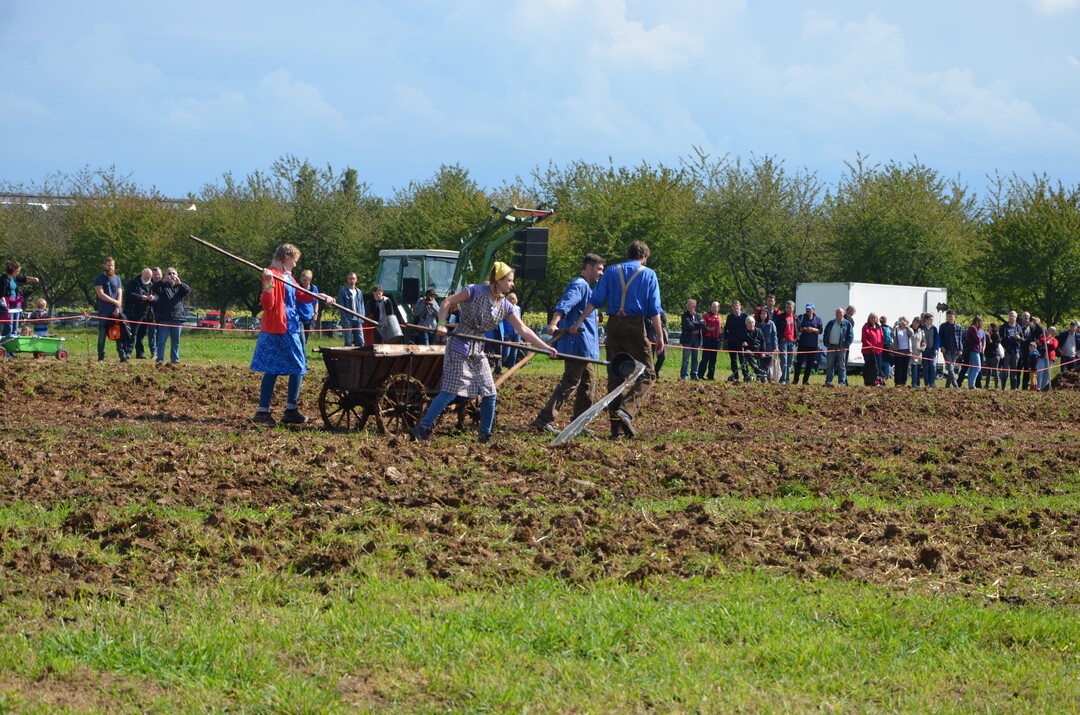 Manuelle Ausbringung von Flssigdnger.