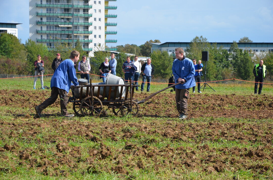 Zinkfass und -wanne erleichtern den Glletransport aufs Feld.
