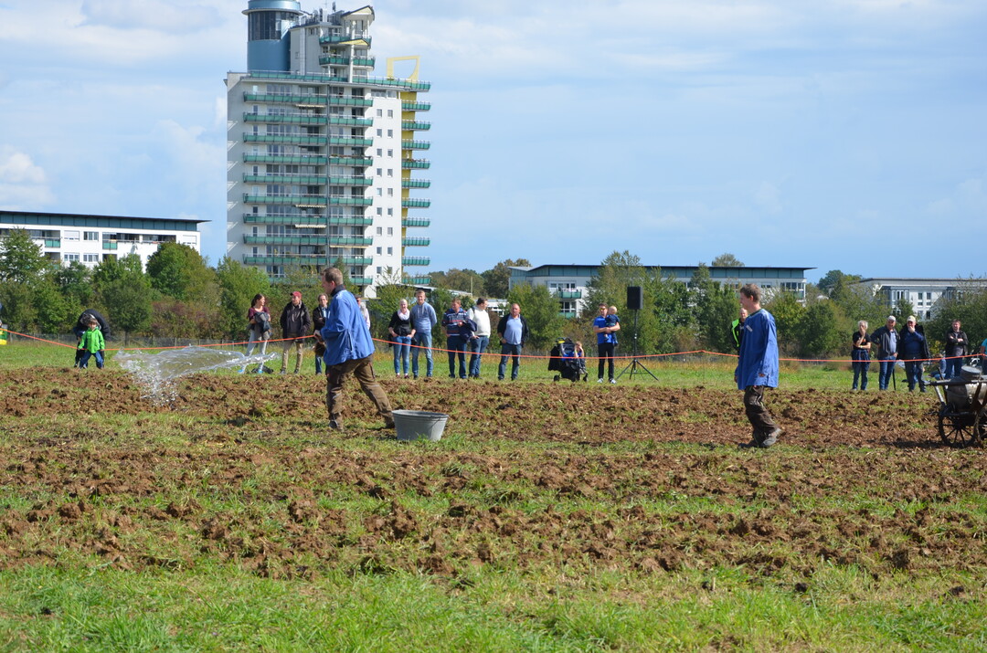 Manuelle Ausbringung von Flssigdnger.