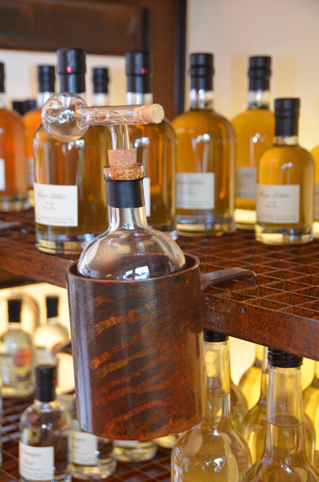 In den praktischen Haltern befinden sich offene Flaschen, aus denen im Hofladen die Proben ausgeschenkt werden.