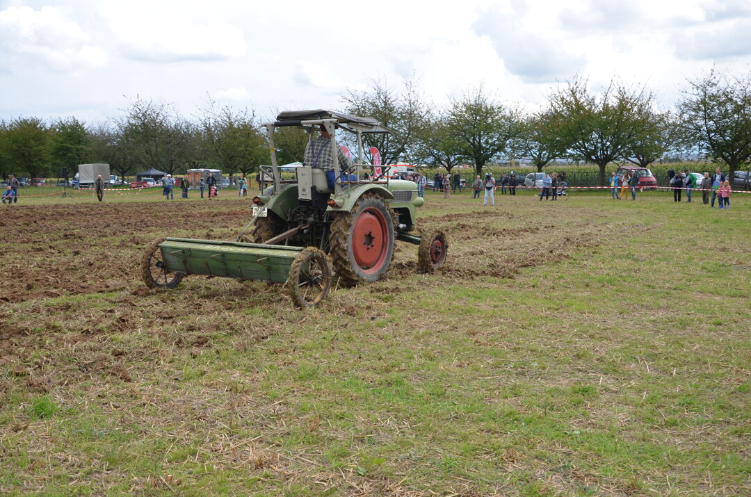 Historischer Kastenstreuer zum Ausbringen von Mineraldnger.