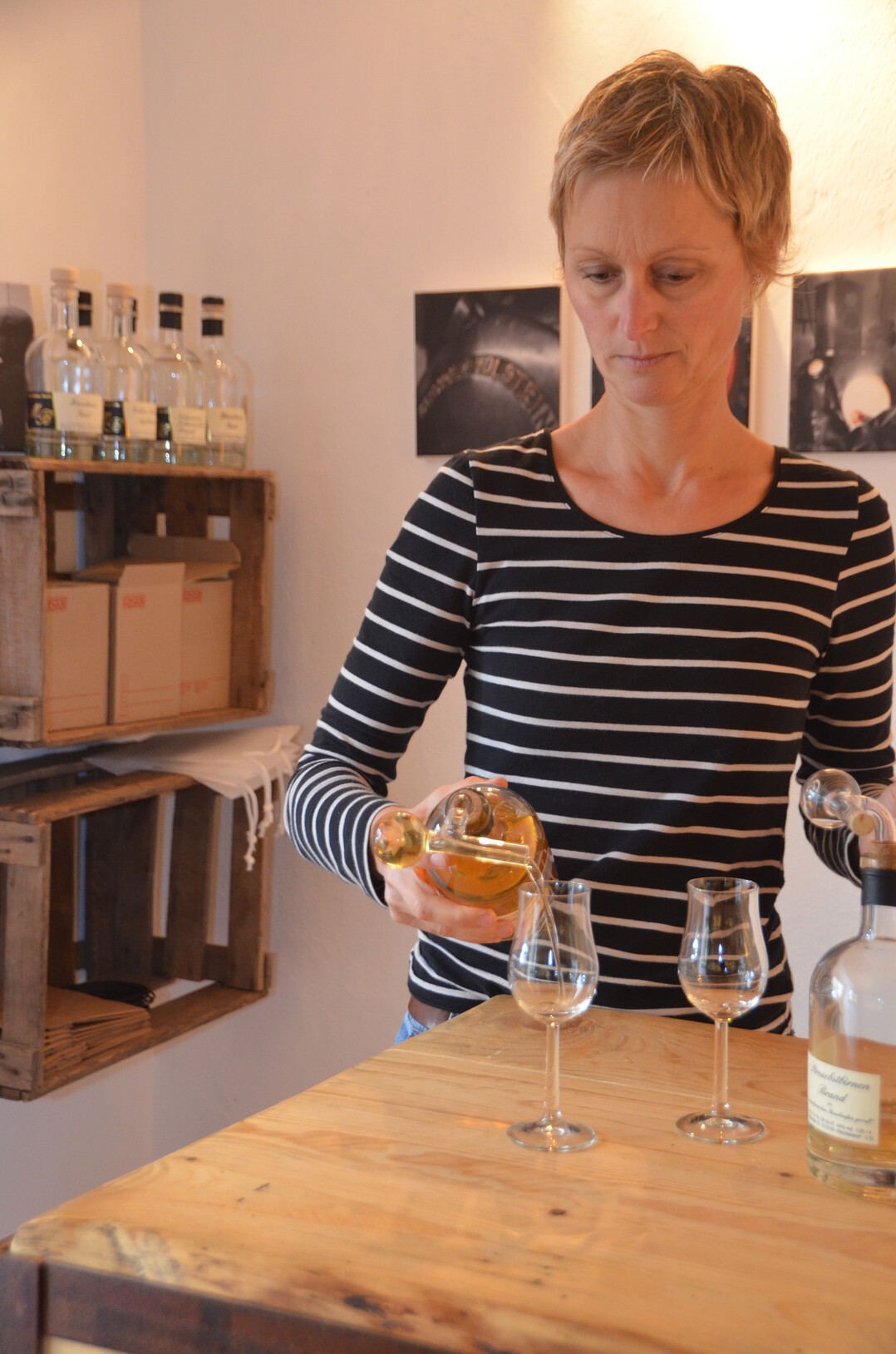 Eva Letzgus engagiert sich vor allem bei der Vermarktung. Hier schenkt sie Proben aus.