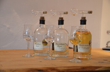 In der Manufaktur Broch gibt es die unterschiedlichsten Destillate. Von Klassikern wie Marillenbrand ber Kuriositten wie Bananenbrand bis hin zu Gin ist Vieles vertreten.
