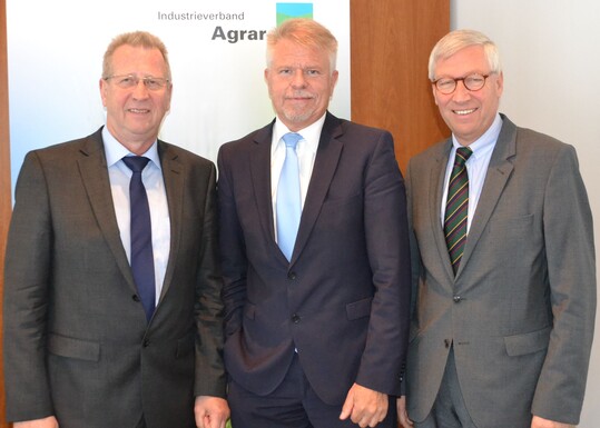 (v.l.) Ulrich Foth, Vorsitzender Fachbereich Pflanzenernhrung des IVA, Dr. Helmut Schramm, Prsident IVA, Dr. Dietrich Pradt, kommissarischer IVA-Hauptgeschftsfhrer