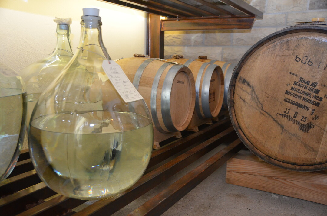 Die Destillate werden im Glaskolben gelagert, teilweise, zur geschmacklichen Abrundung, aber auch in Holzfässern.