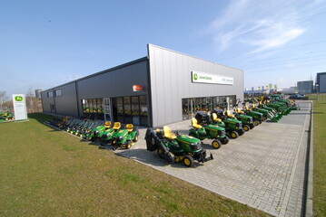  John Deere setzt seine Zusammenarbeit mit Rebo fort, um Kunden im neuen Vertriebsgebiet in Schleswig-Holstein flchendeckend zu betreuen. 