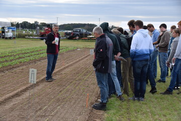 Jochen Kreiselmaier vom Dienstleistungszentrum Lndlicher Raum (DLR) Rheinpfalz (l.) prsentierte in diesem Jahr den gro angelegten Pflanzenschutzversuch auf dem Gelnde des Queckbrunnerhofs. Der Fokus des Versuchs lag auf der Bodenherbiziden und ihrer Wirkung bei Starkniederschlagsereignissen.