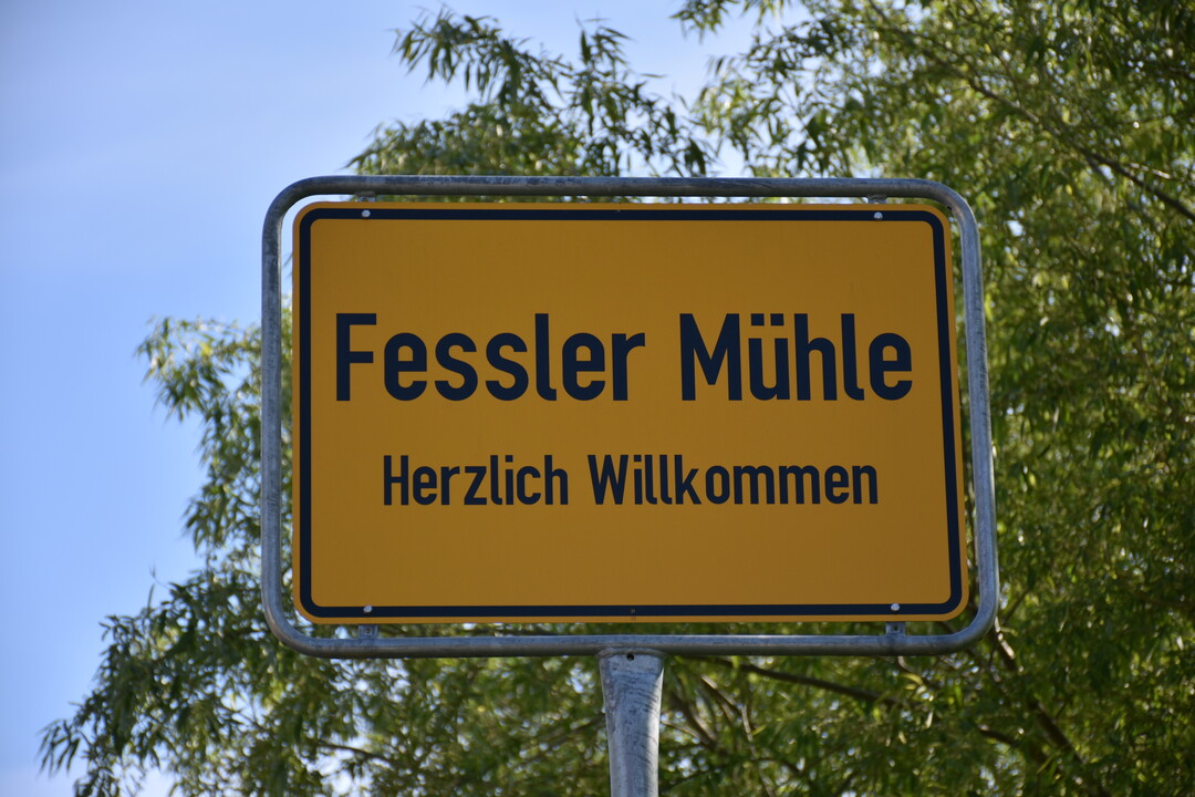 Schild auf der Zufahrt zur Fessler Mühle.