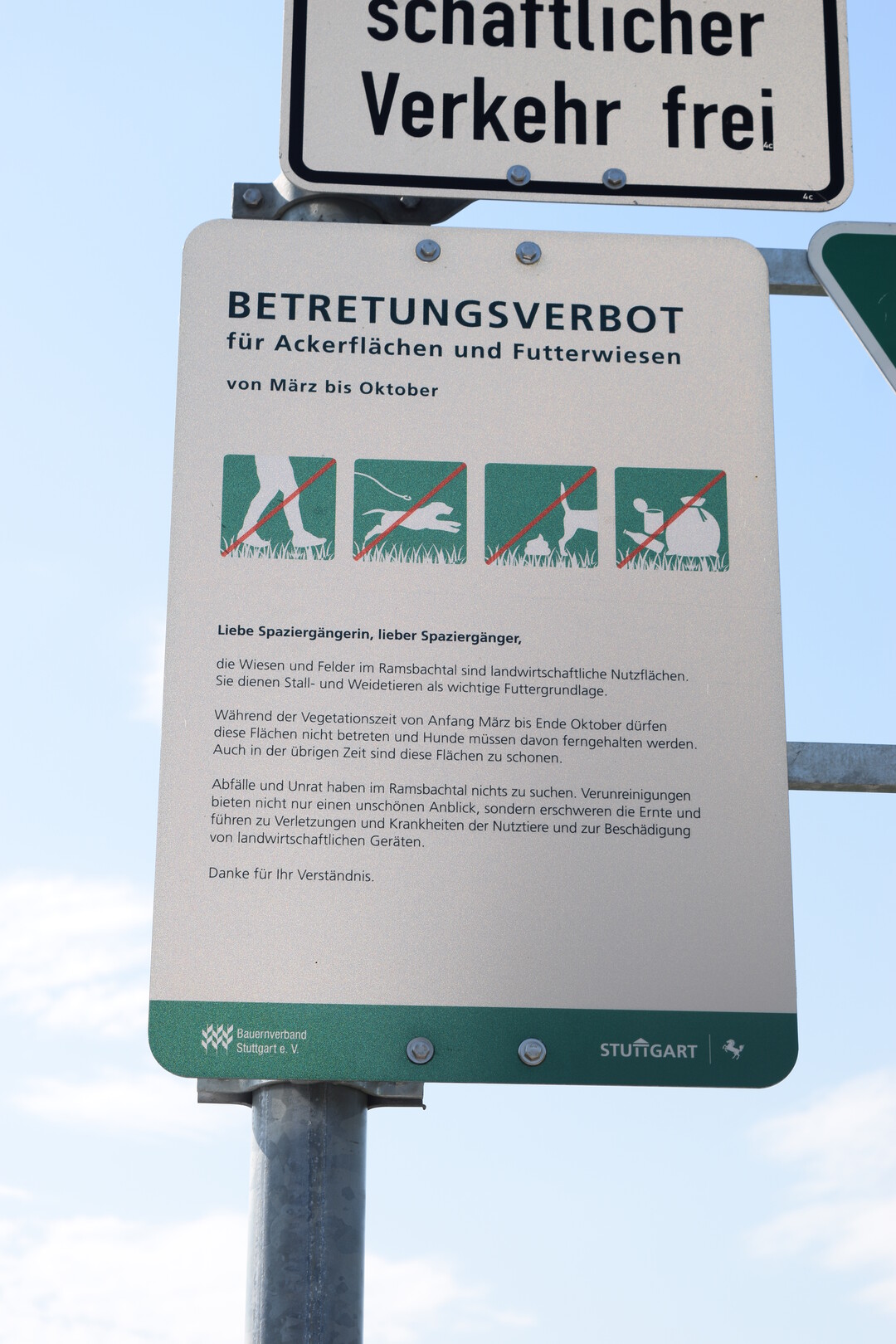 Die Schilder stehen nun an Ackerflchen und Futterwiesen rund um das Ramsbachtal. Die lngere Version beinhaltet detaillierte Informationen zum gesetzlichen Betretungsverbot.
