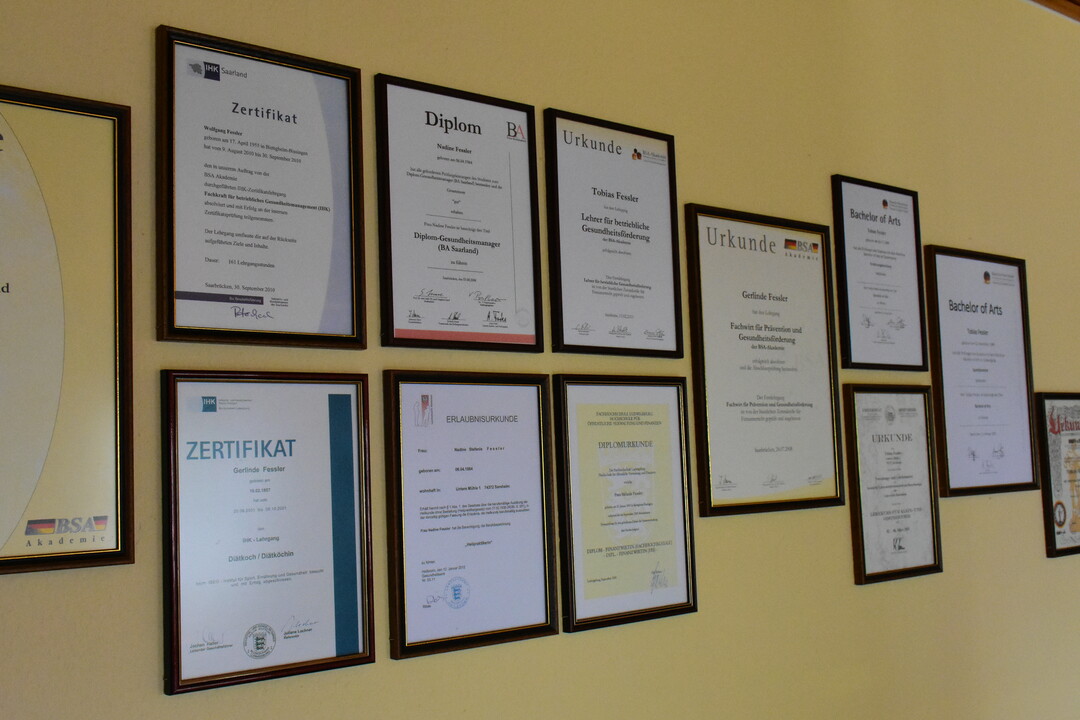 Die Wand ist gut mit Urkunden und Auszeichnungen gefüllt.
