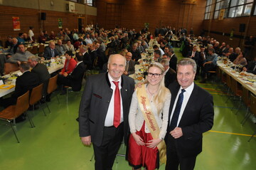 EU-Kommissar Gnther Oettinger (r.) mit dem Vorsitzenden im Kreisbauernverband Waldemar Westermayer (l.) und der Kseknigin Ivonne Keck.