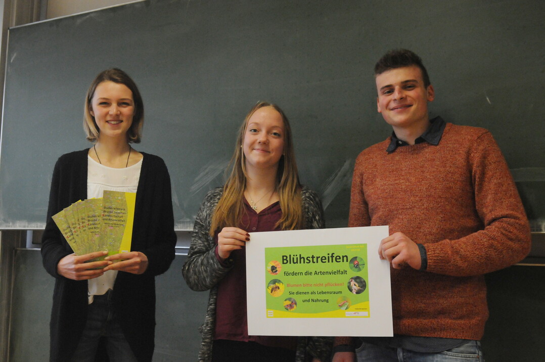 Hoffen auf die Mitarbeit vieler Landwirte beim Blhstreifen-Projekt: v. l. Anna-Lena Riegger aus Fleischwangen, Carina Roth aus Fronreute und Severin Zeuschner aus Argenbhl. 
