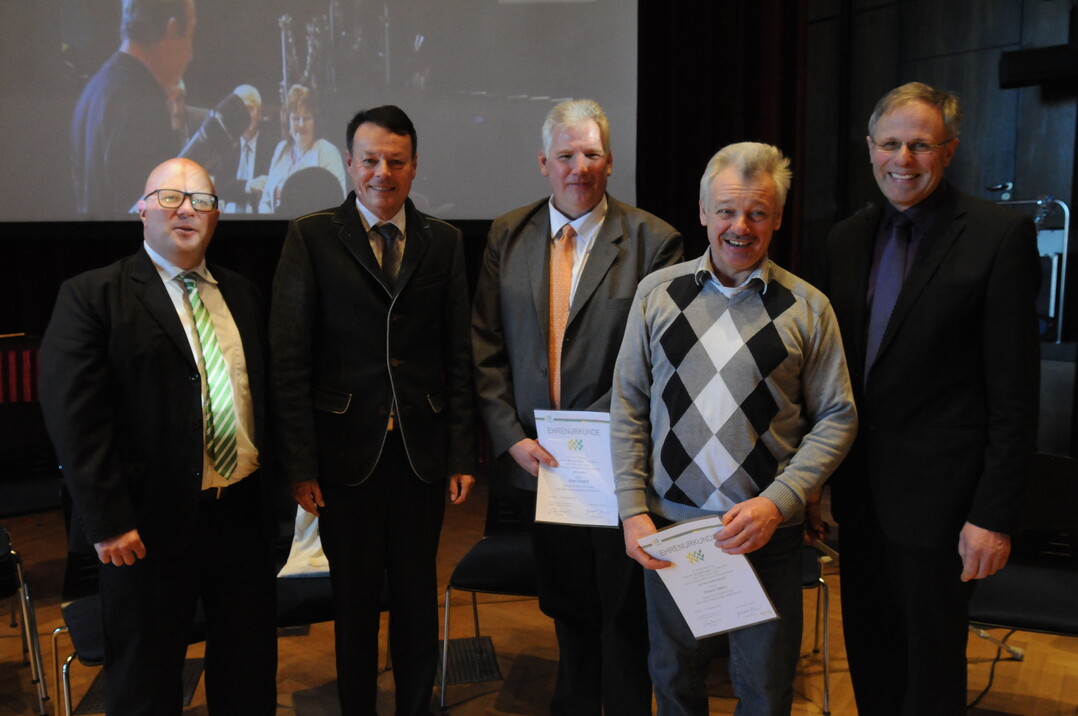v.l. Bauernverband-Geschftsfhrer Nikolas Kreeb und der Regierungsprsident vom Regierungsprsidium Tbingen, Klaus Tappeser, mit den Ortsobmnnern Karl Endri aus Gammeringen-Bronnen und Franz Stern aus Hinterstettenstadt, die von Kreisobmann Gerhard Glaser fr ihre 20-jhrige Ttigkeit im Verband geehrt wurden. 