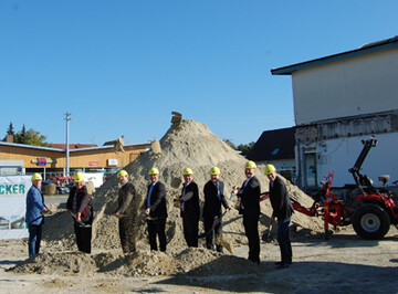 v. l. Peter Isenburg, Architekt Wolfram Herm, Geschftsfhrer Agrom Riedhausen Dr. Ewald Glaser, Vorstandsvorsitzender ZG Raiffeisen eG Georg Baumann, Geschftsfhrer ZG Technik GmbH Kurt Heitz, Gebietsleiter Massey Ferguson Ottmar Metzger, VB Bad Saulgau Ekkehard Stettner, Brgermeister Riedhausen Jrg Stocker, Bauunternehmen Stocker 