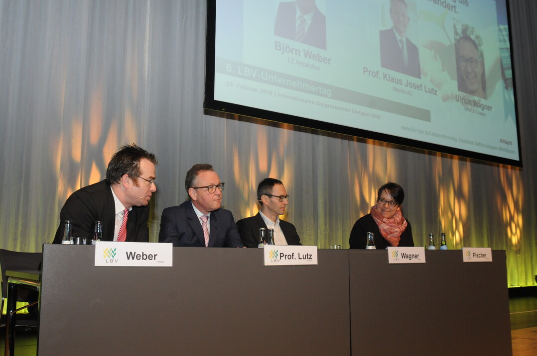 Das Forum I auf dem LBV-Unternehmtag: Björn Weber von LZ Retailytics; Prof. Klaus Josef Lutz, Vorstandsvorsitzender der BayWa AG und Ulrich Wagner, geschäftsführender Gesellschafter der Wimex-Gruppe und Moderatorin Katrin Fischer, BWagrar.