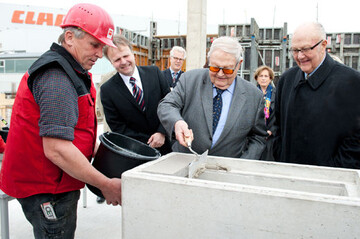 Helmut Claas legte den Grundstein fr das neue Zentrum fr Vertrieb und Kommunikation.