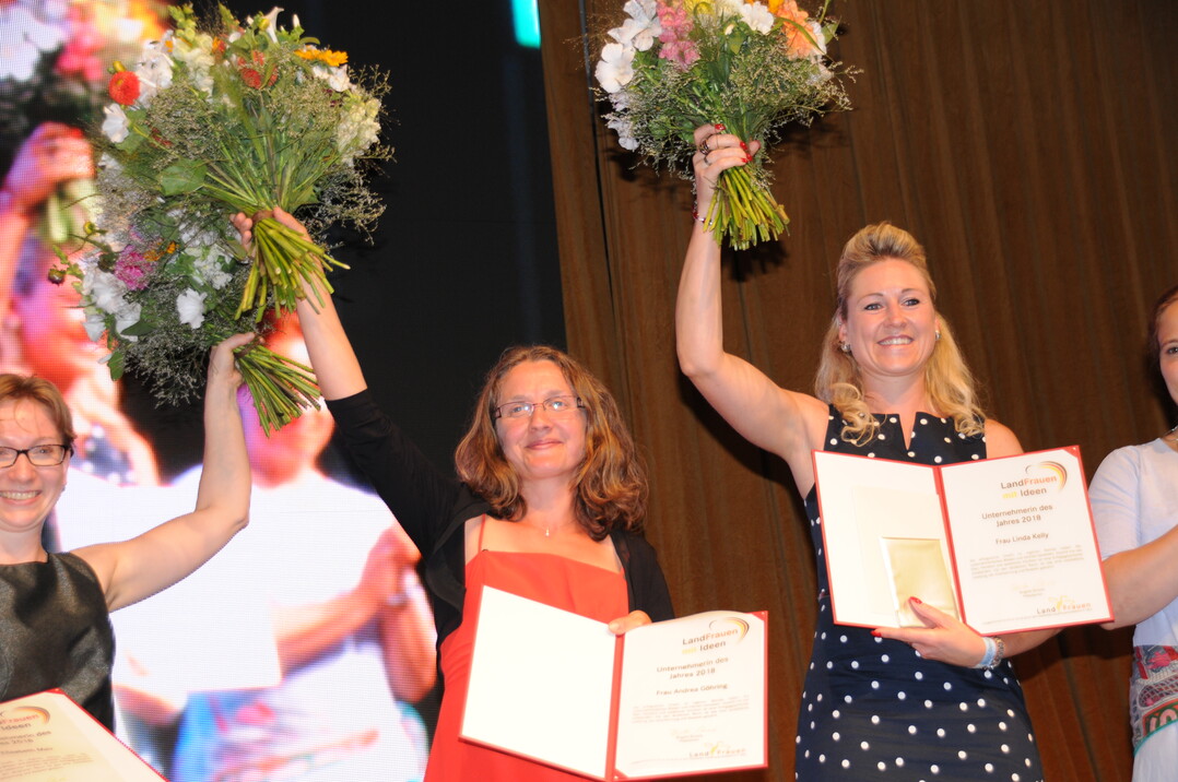 Freude bei den Unternehmerinnen des Jahres Andrea Ghring (l.) und Linda Kelly (r.)