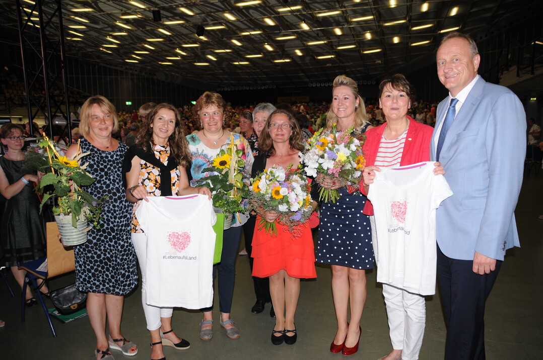 DBV-Prsident Joachim Rukwied (r.) mit den Landfrauen aus Wrttemberg-Hohenzollern. 