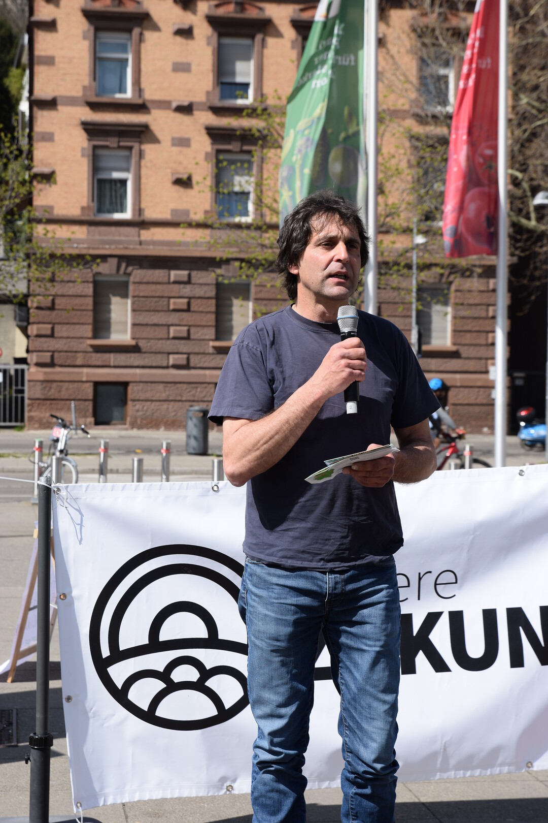 Als Landwirt in einer Großstadt muss man sich mit Dingen wie Stau und Stückelung der Fläche auseinandersetzen. Positiv ist aber, dass die landwirschaftlichen Produkte einfacher den Weg zum Verbraucher finden – denn dieser ist oft kürzer als auf dem Land.