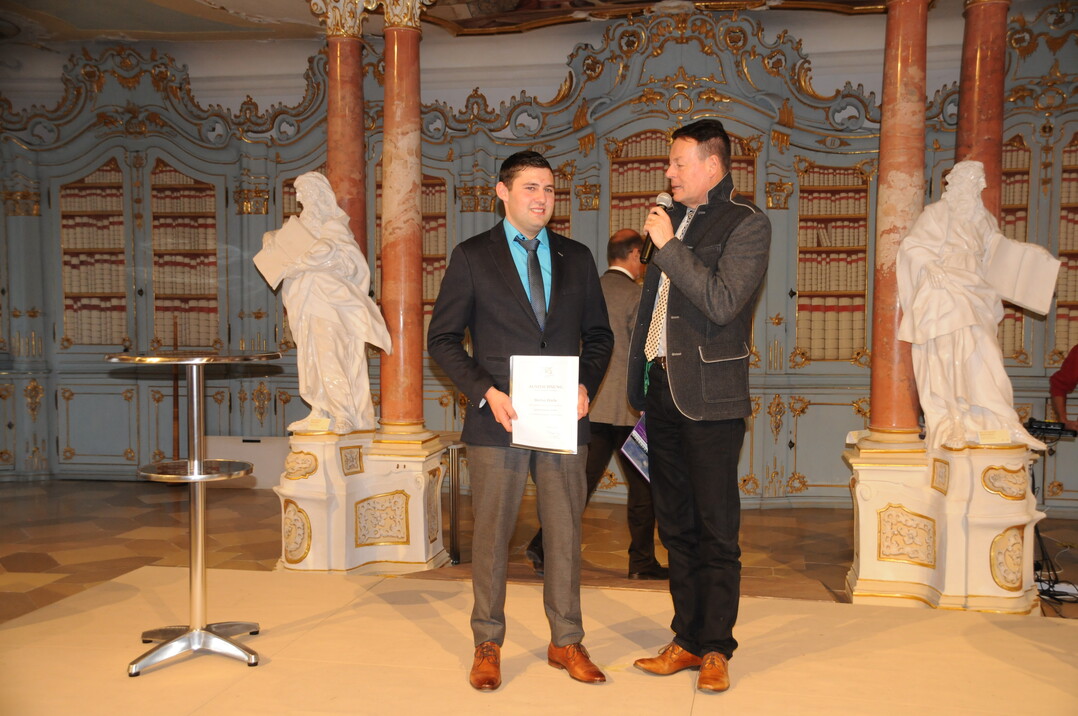 Bester Absolvent: Stefan Hrle. Im Bild mit Regierungsprsidient Klaus Tappeser