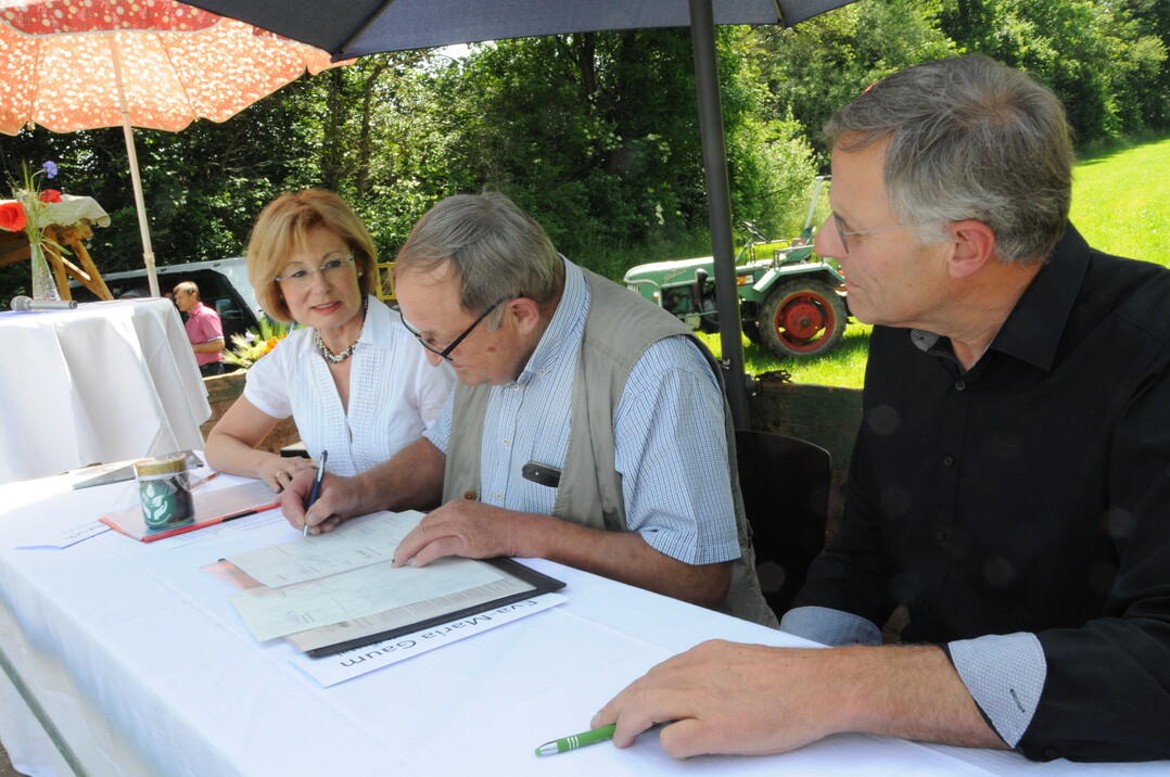 Grnderin Ingrid Hagenbuch, Alfons Schlanser von der Interssensgemeinschaft Risstal und Kreisobmann Gerhard Glaser vom Kreisbauernverband Biberach-Sigmaringen. 